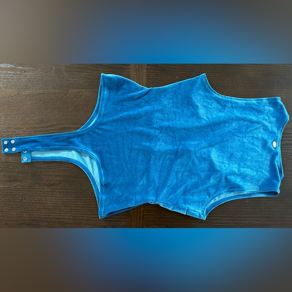 *Closet clear out* Guess velour bodysuit - Picture 4 of 5